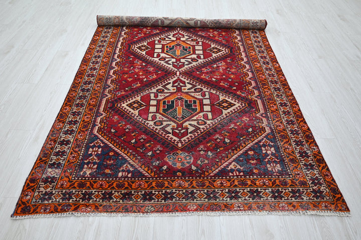 red Large rug 5' 3" x 9' 6"