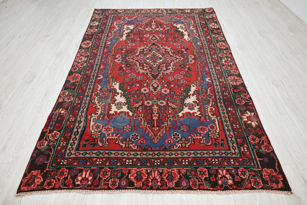 red Medium rug 5' 5" x 9' 4"