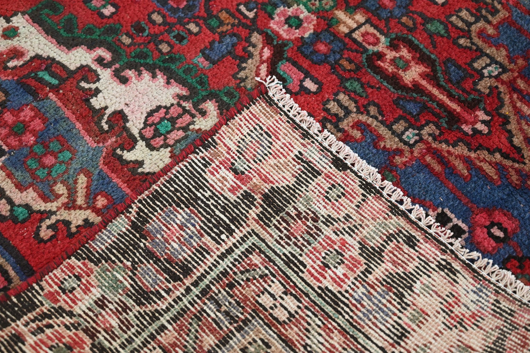 red Medium rug 5' 5" x 9' 4"