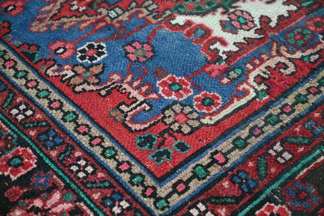 red Medium rug 5' 5" x 9' 4"