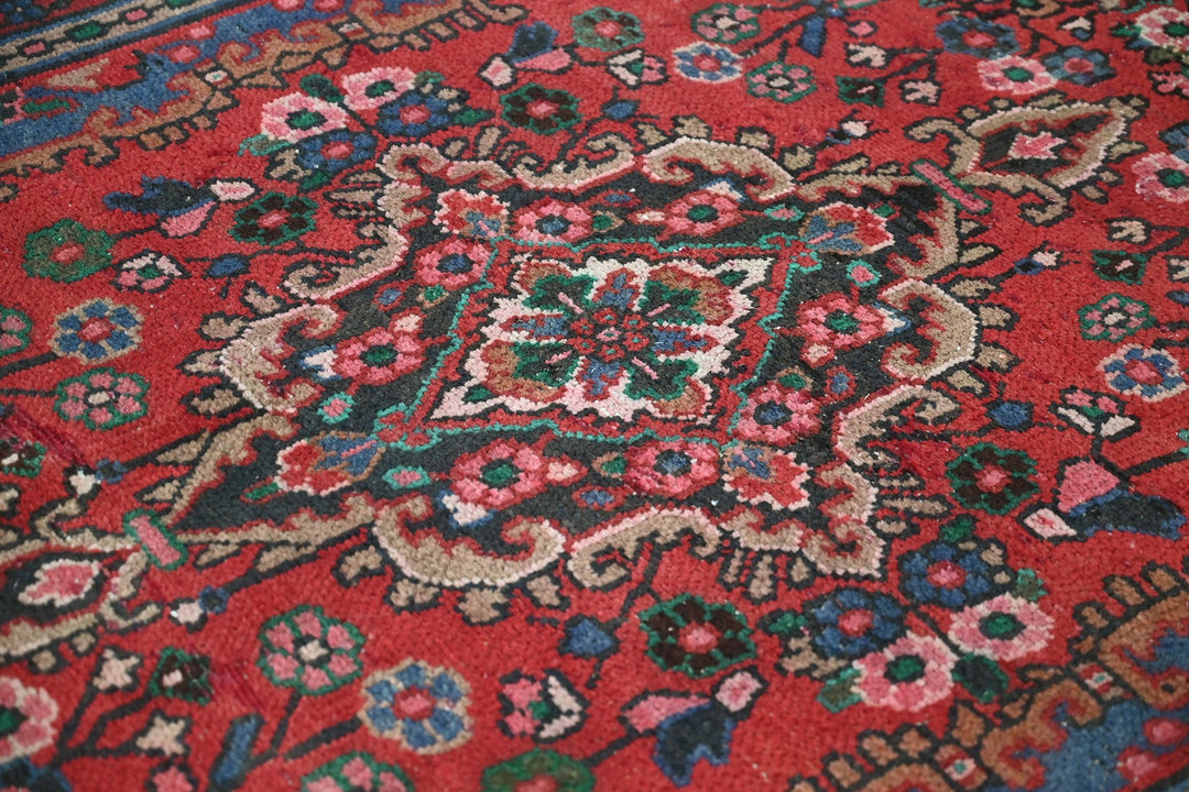 red Medium rug 5' 5" x 9' 4"