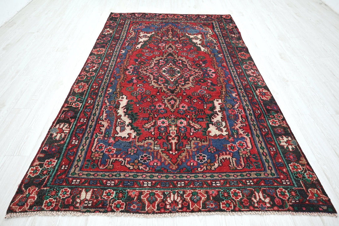 red Medium rug 5' 5" x 9' 4"