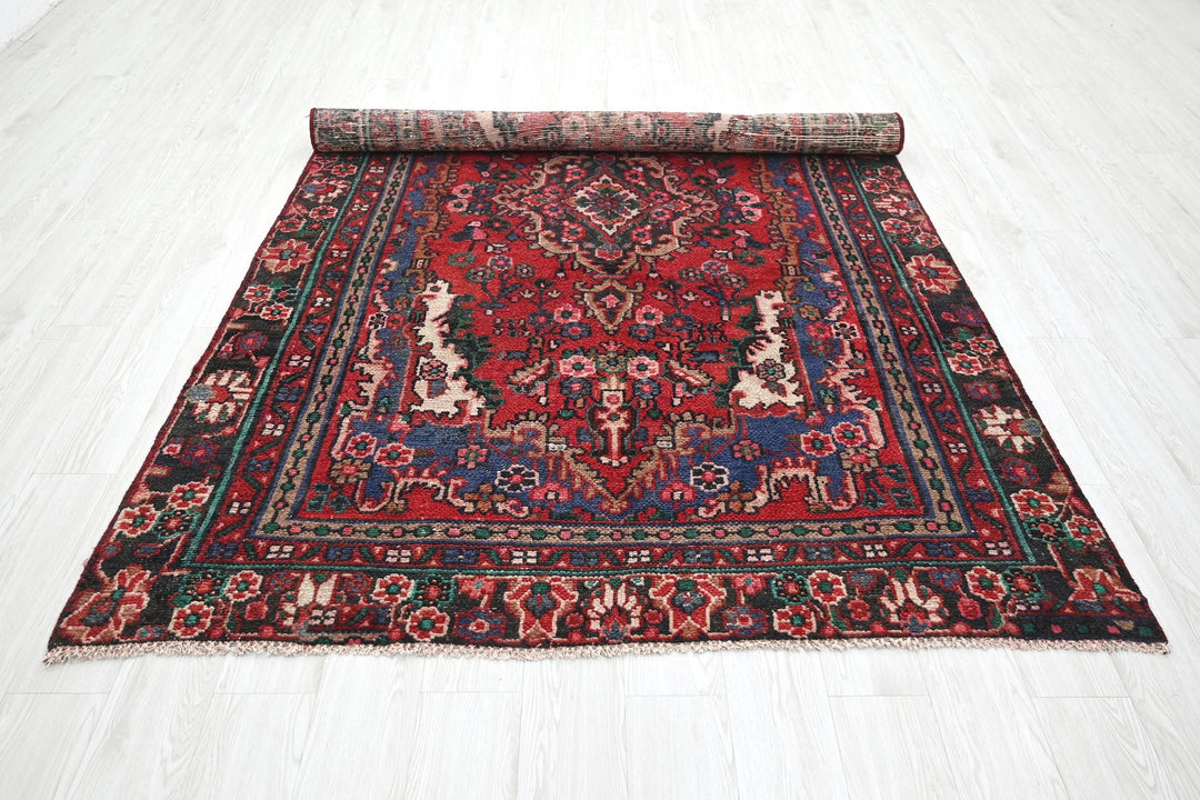 red Medium rug 5' 5" x 9' 4"