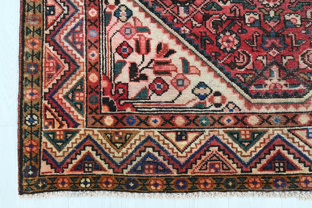 red Large rug 5' 0" x 9' 11"