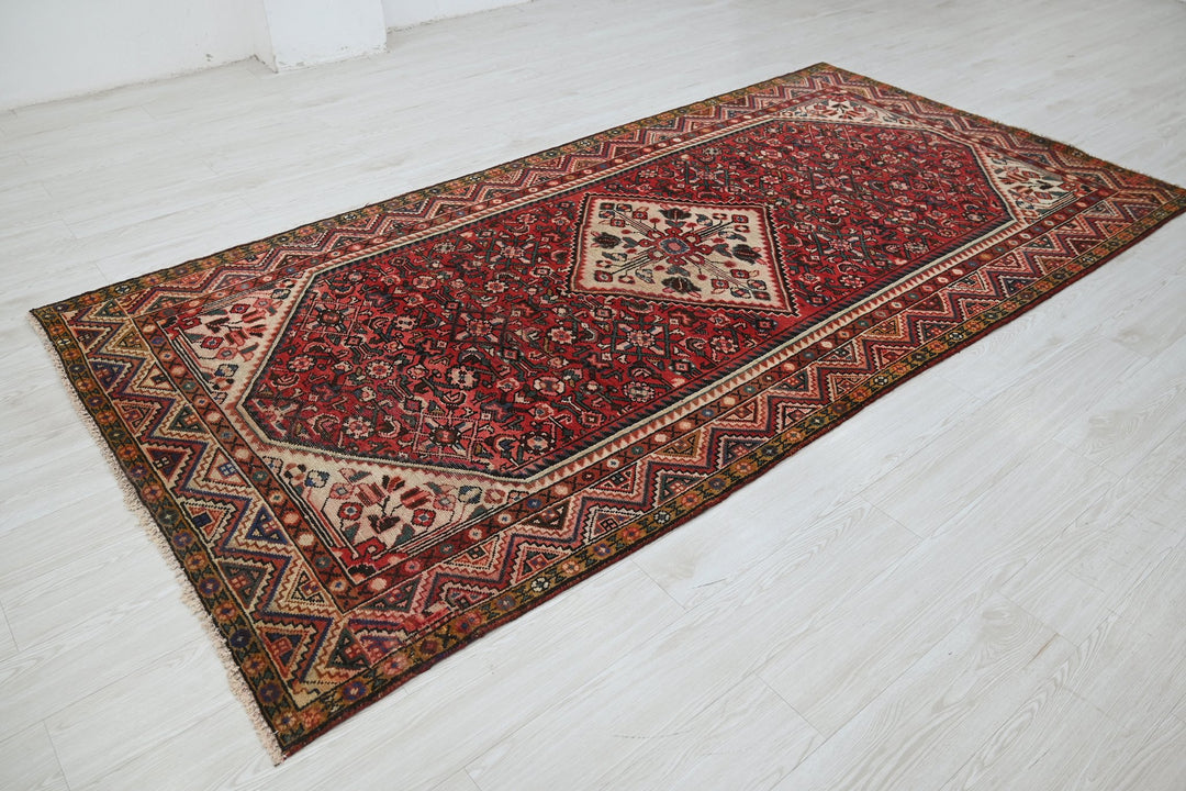 red Large rug 5' 0" x 9' 11"