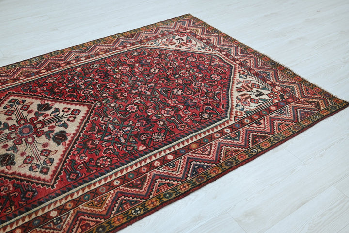 red Large rug 5' 0" x 9' 11"