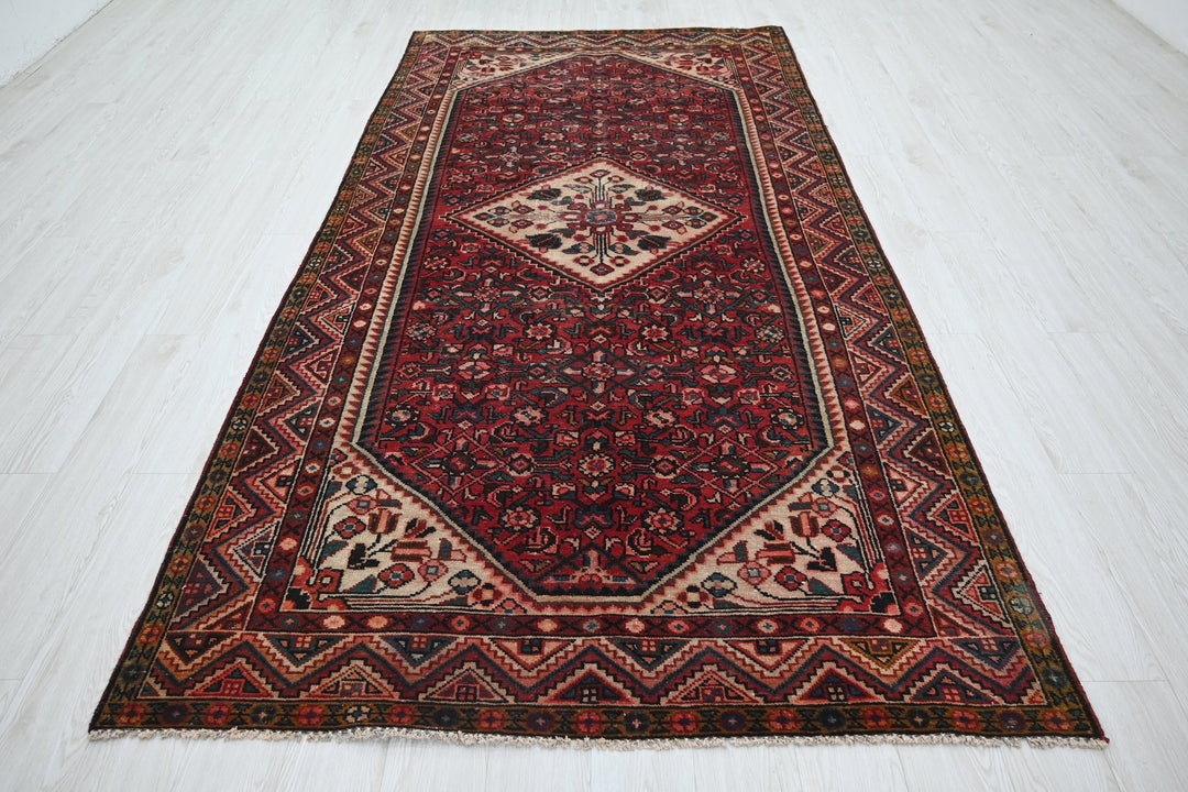 red Large rug 5' 0" x 9' 11"