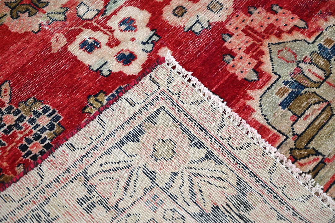 red Medium rug 5' 1" x 6' 5"