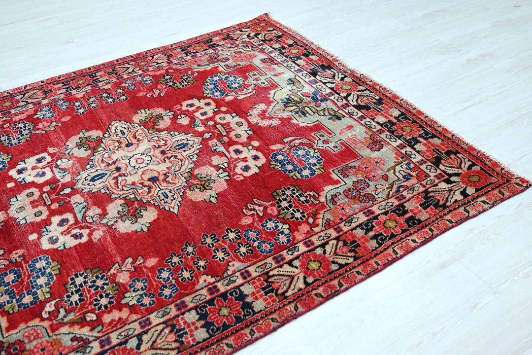 red Medium rug 5' 1" x 6' 5"