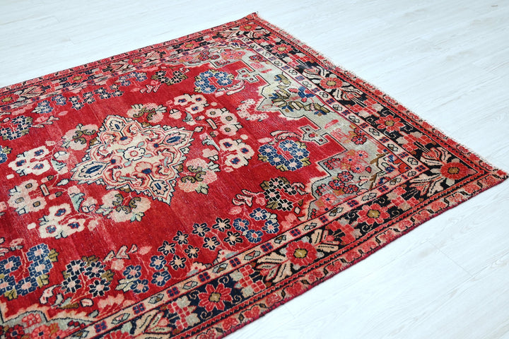 red Medium rug 5' 1" x 6' 5"