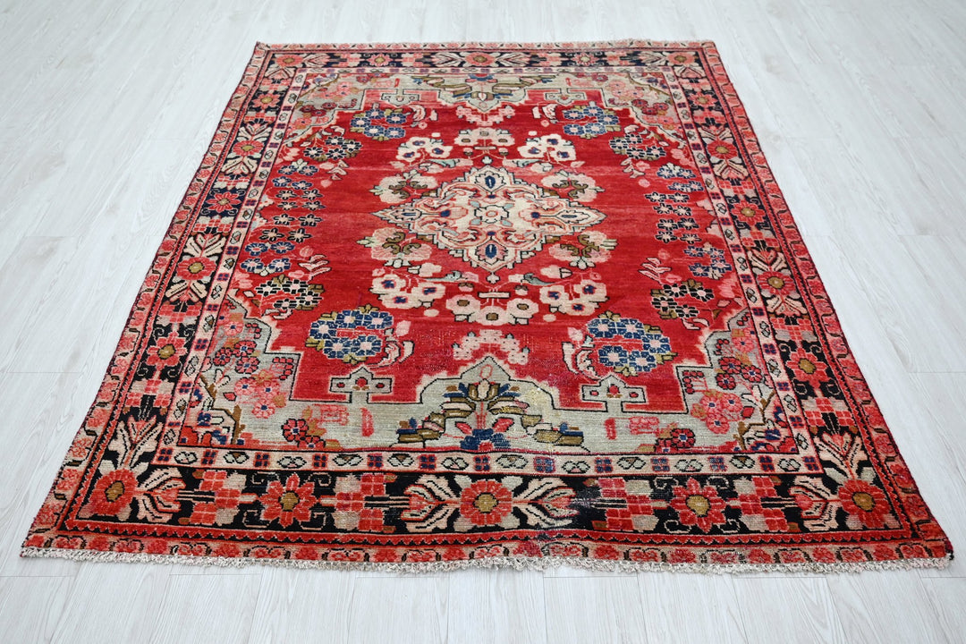 red Medium rug 5' 1" x 6' 5"