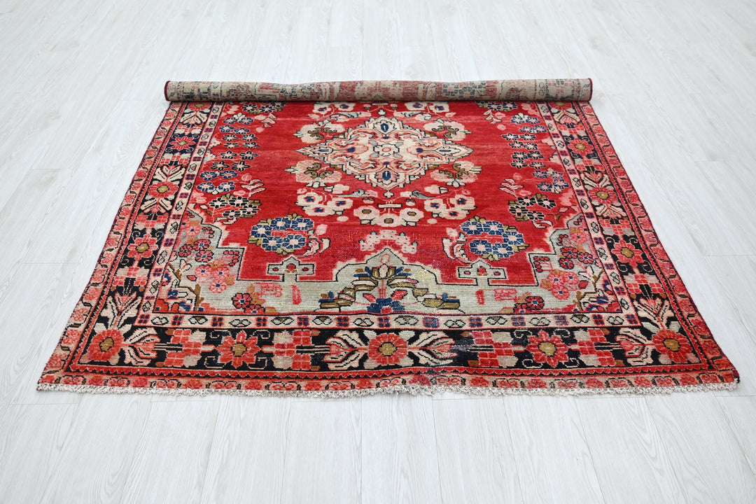 red Medium rug 5' 1" x 6' 5"