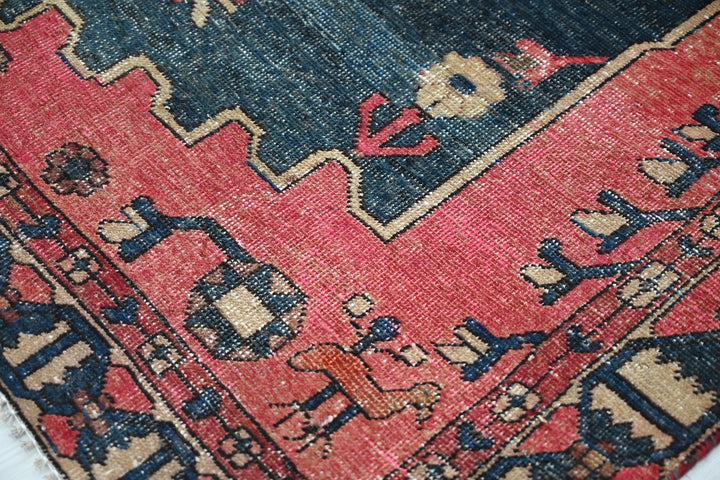 red Medium rug 6' 1" x 9' 4"