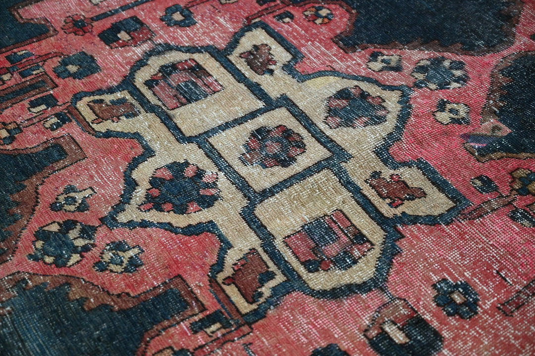 red Medium rug 6' 1" x 9' 4"