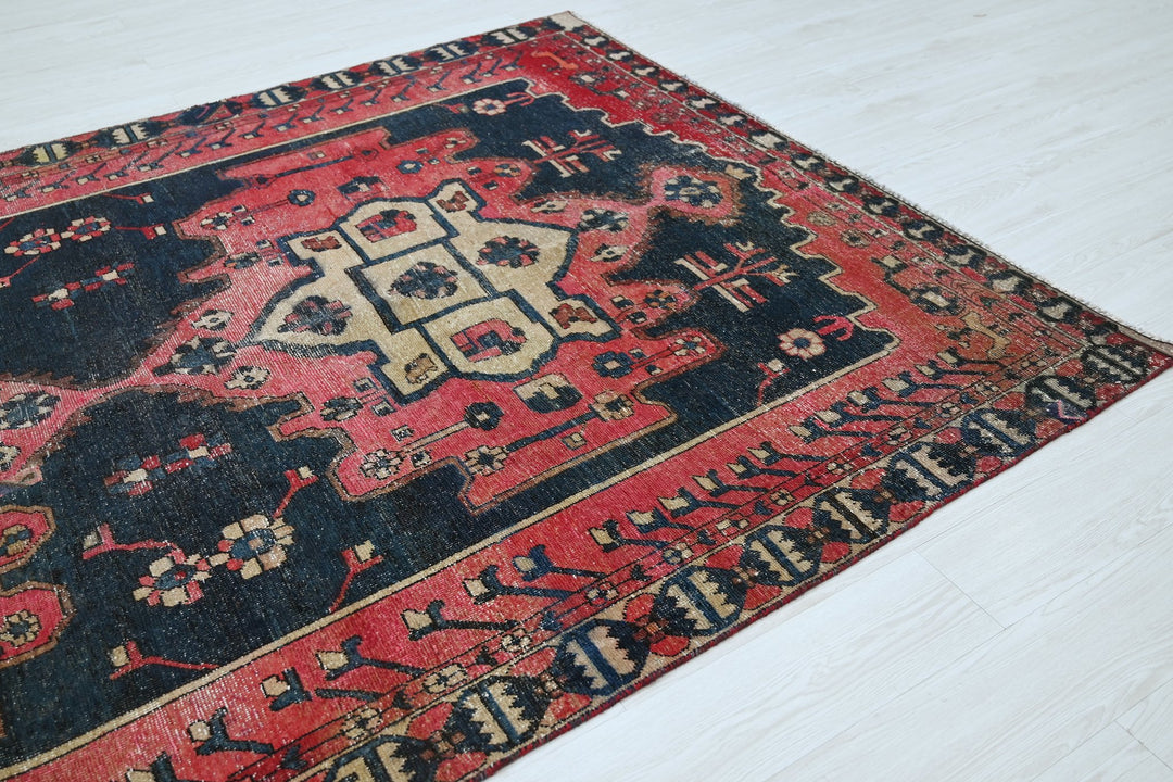 red Medium rug 6' 1" x 9' 4"