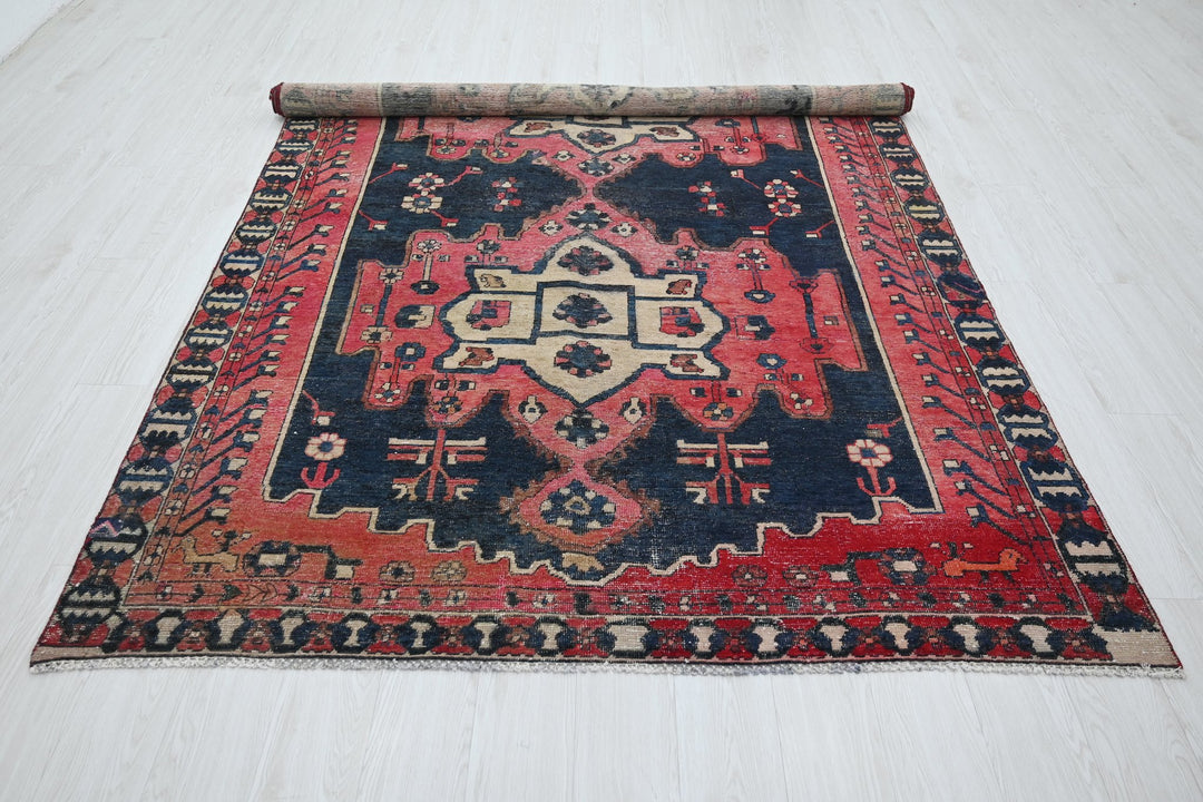 red Medium rug 6' 1" x 9' 4"