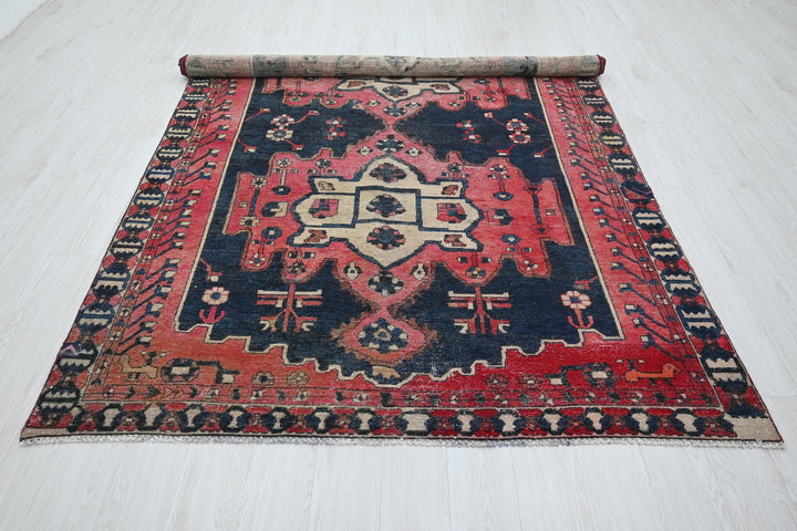 red Medium rug 6' 1" x 9' 4"