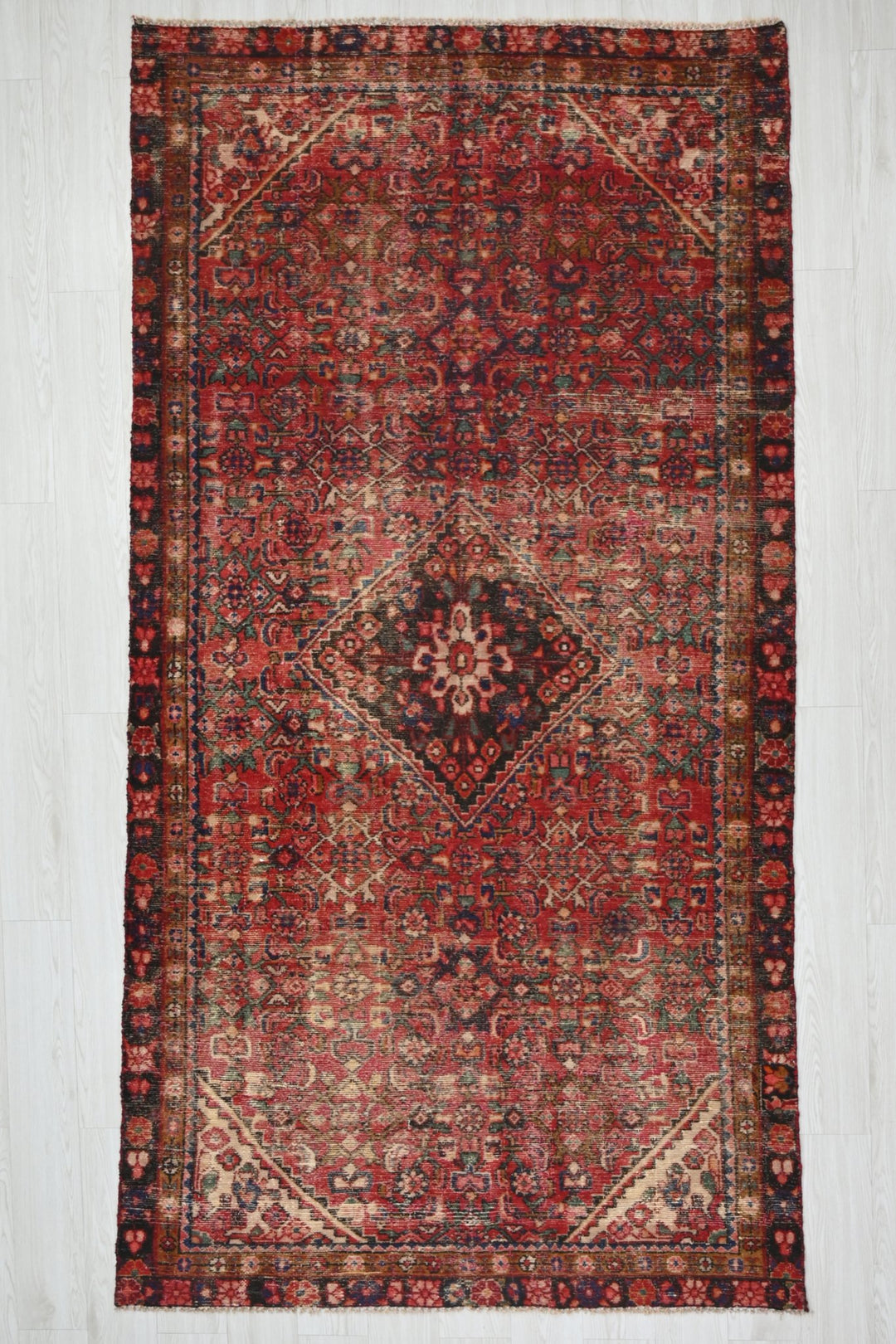 red Medium rug 4' 7" x 9' 0"