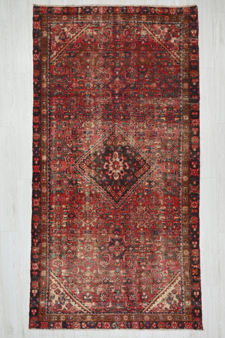 red Medium rug 4' 7" x 9' 0"