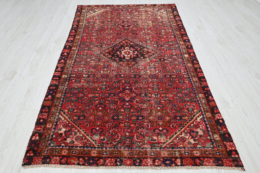 red Medium rug 4' 7" x 9' 0"