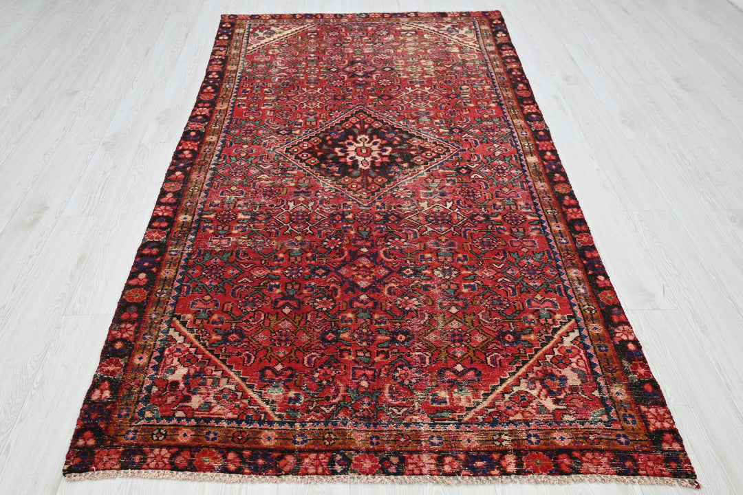 red Medium rug 4' 7" x 9' 0"