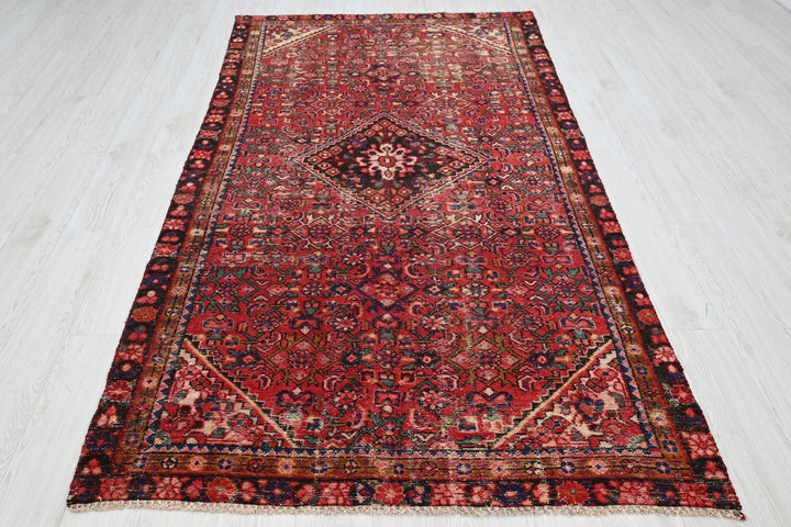 red Medium rug 4' 7" x 9' 0"