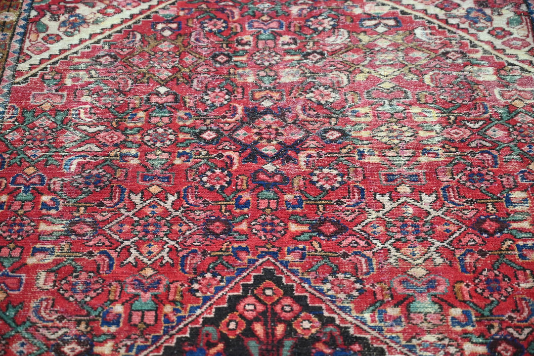red Medium rug 4' 7" x 9' 0"