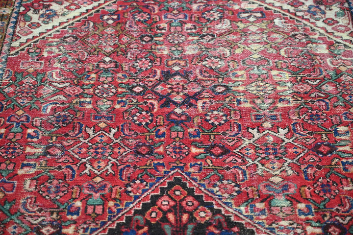 red Medium rug 4' 7" x 9' 0"