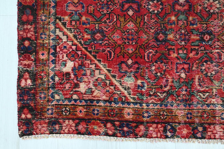 red Medium rug 4' 7" x 9' 0"