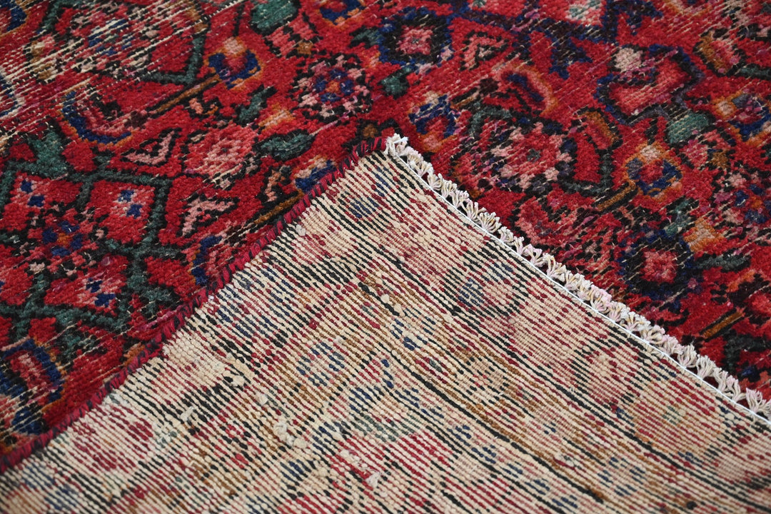 red Medium rug 4' 7" x 9' 0"