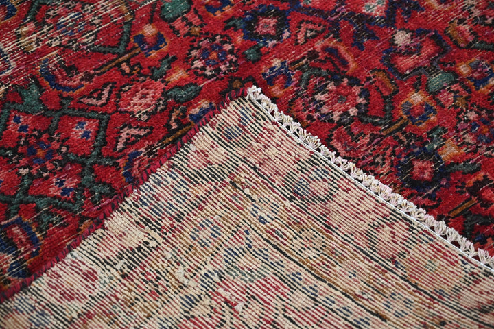 red Medium rug 4' 7" x 9' 0"
