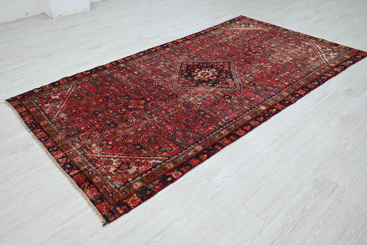 red Medium rug 4' 7" x 9' 0"