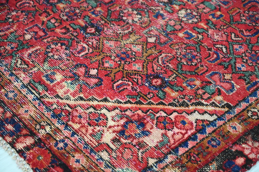 red Medium rug 4' 7" x 9' 0"