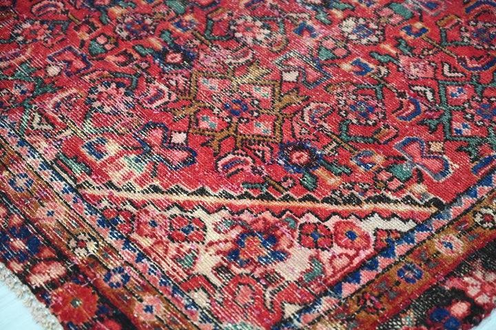 red Medium rug 4' 7" x 9' 0"