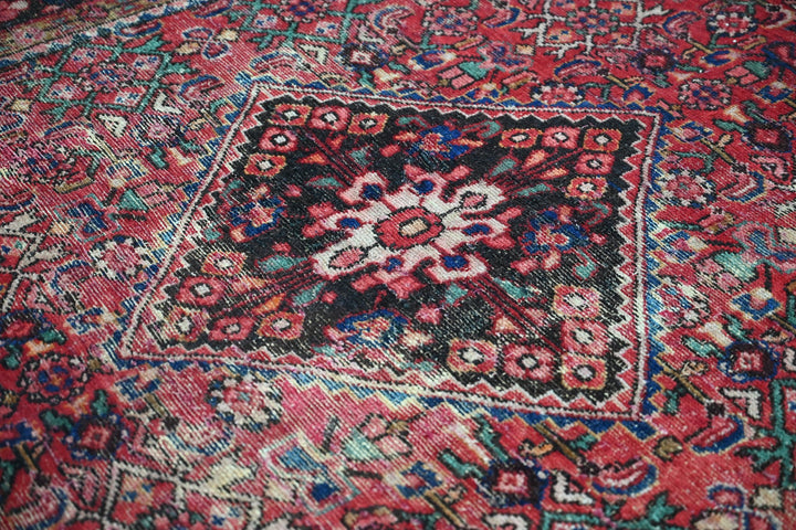 red Medium rug 4' 7" x 9' 0"