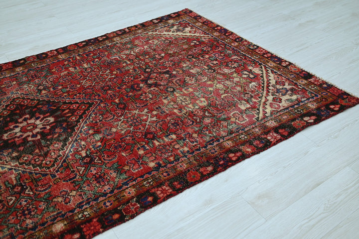 red Medium rug 4' 7" x 9' 0"