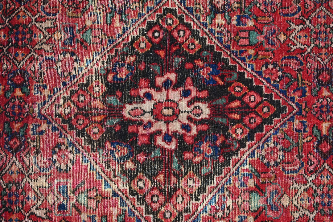 red Medium rug 4' 7" x 9' 0"