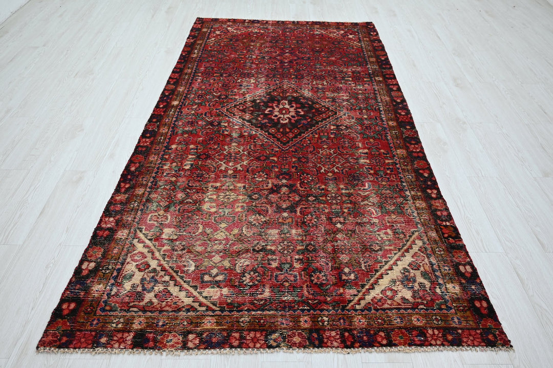 red Medium rug 4' 7" x 9' 0"