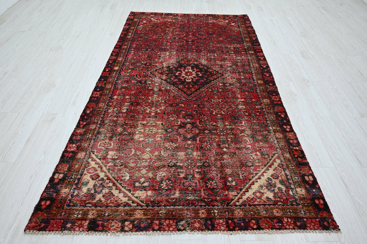 red Medium rug 4' 7" x 9' 0"