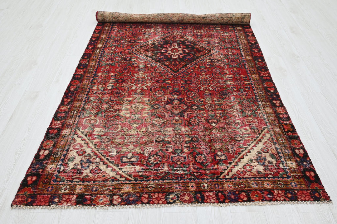 red Medium rug 4' 7" x 9' 0"