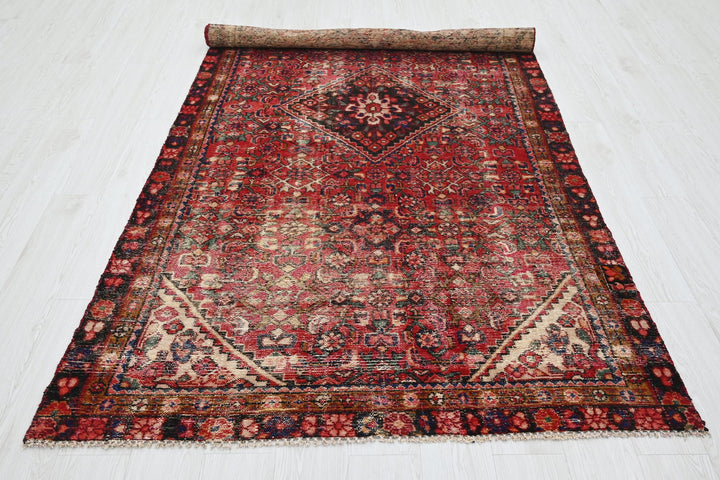 red Medium rug 4' 7" x 9' 0"