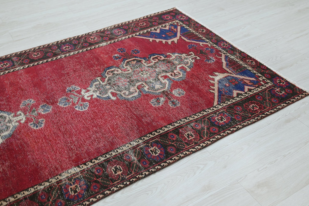 red Medium rug 3' 10" x 7' 1"