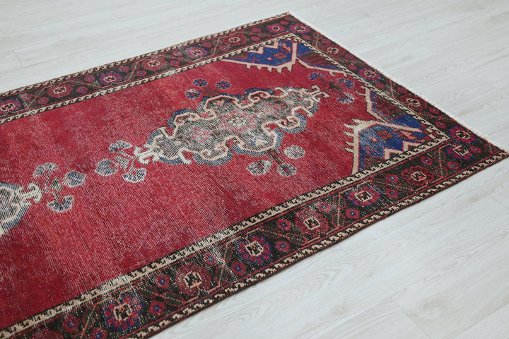 red Medium rug 3' 10" x 7' 1"