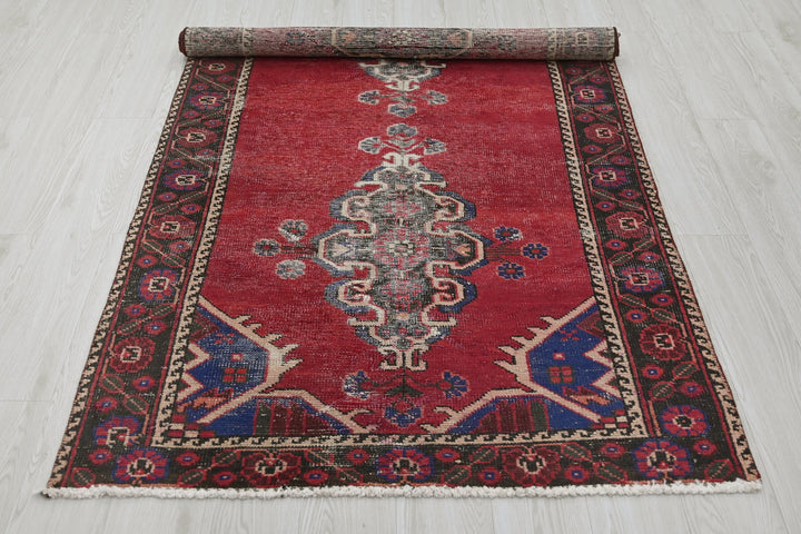 red Medium rug 3' 10" x 7' 1"