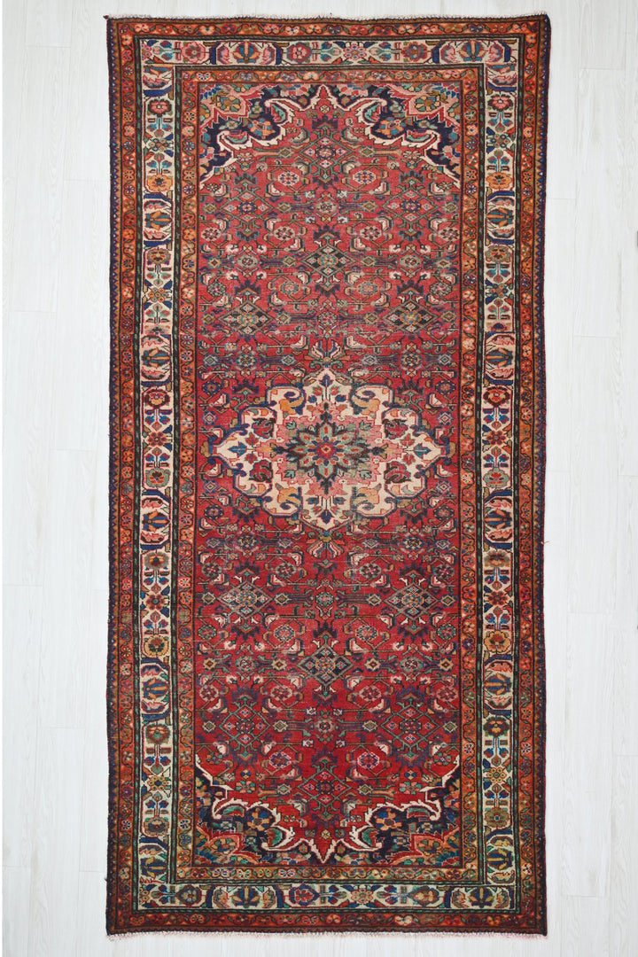 red Large rug 4' 7" x 9' 11"