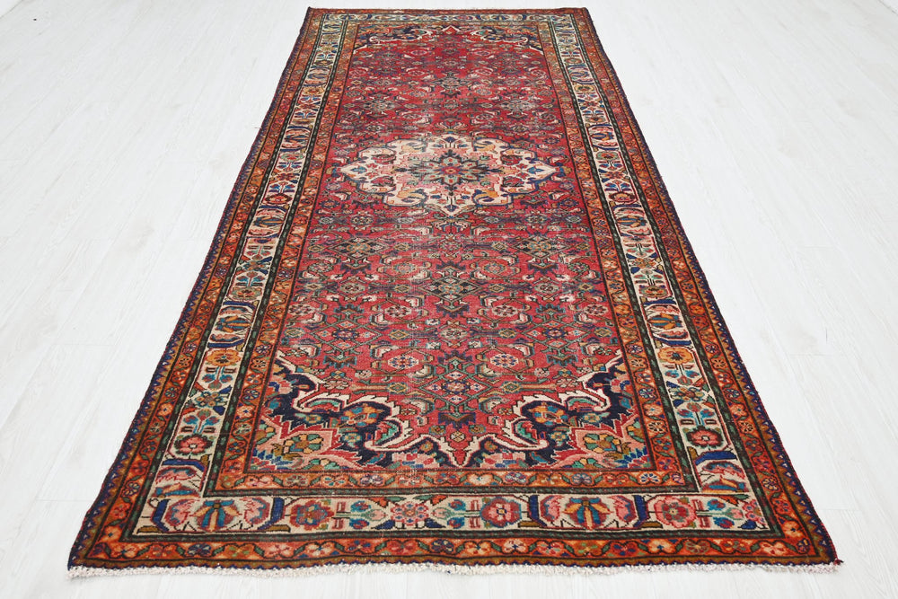 red Large rug 4' 7" x 9' 11"