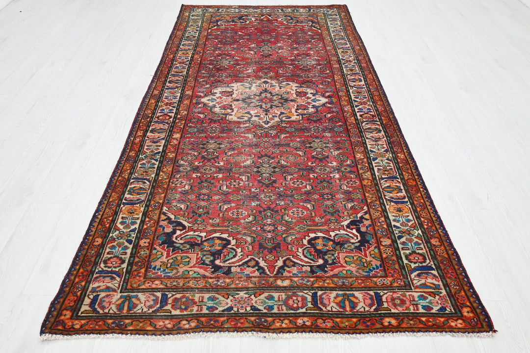 red Large rug 4' 7" x 9' 11"