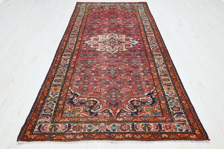 red Large rug 4' 7" x 9' 11"