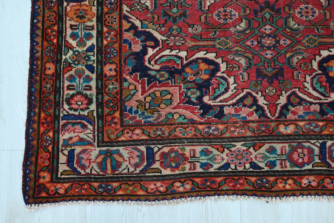 red Large rug 4' 7" x 9' 11"