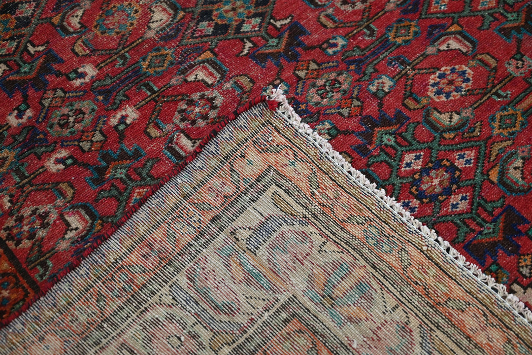 red Large rug 4' 7" x 9' 11"